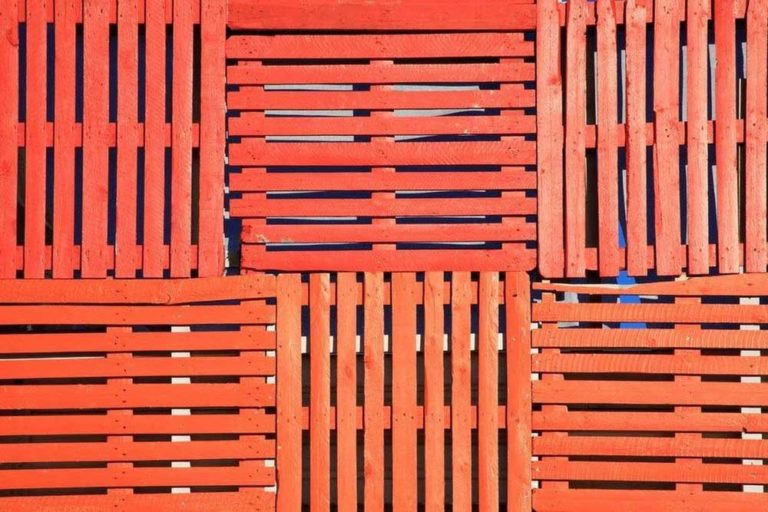 How to Build a Free Standing Pallet Wall in 7 Easy Steps