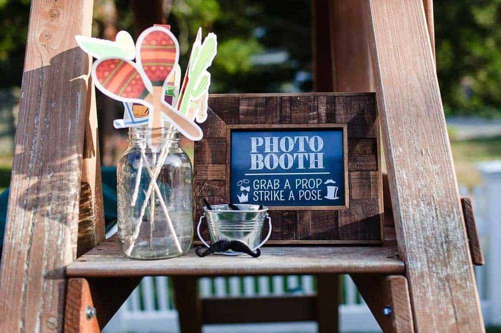 how to make a photo booth frame