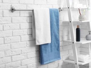 how to hang towels in bathroom