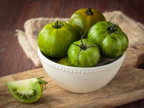 Can You Eat Green Tomatoes Raw? (Answered)