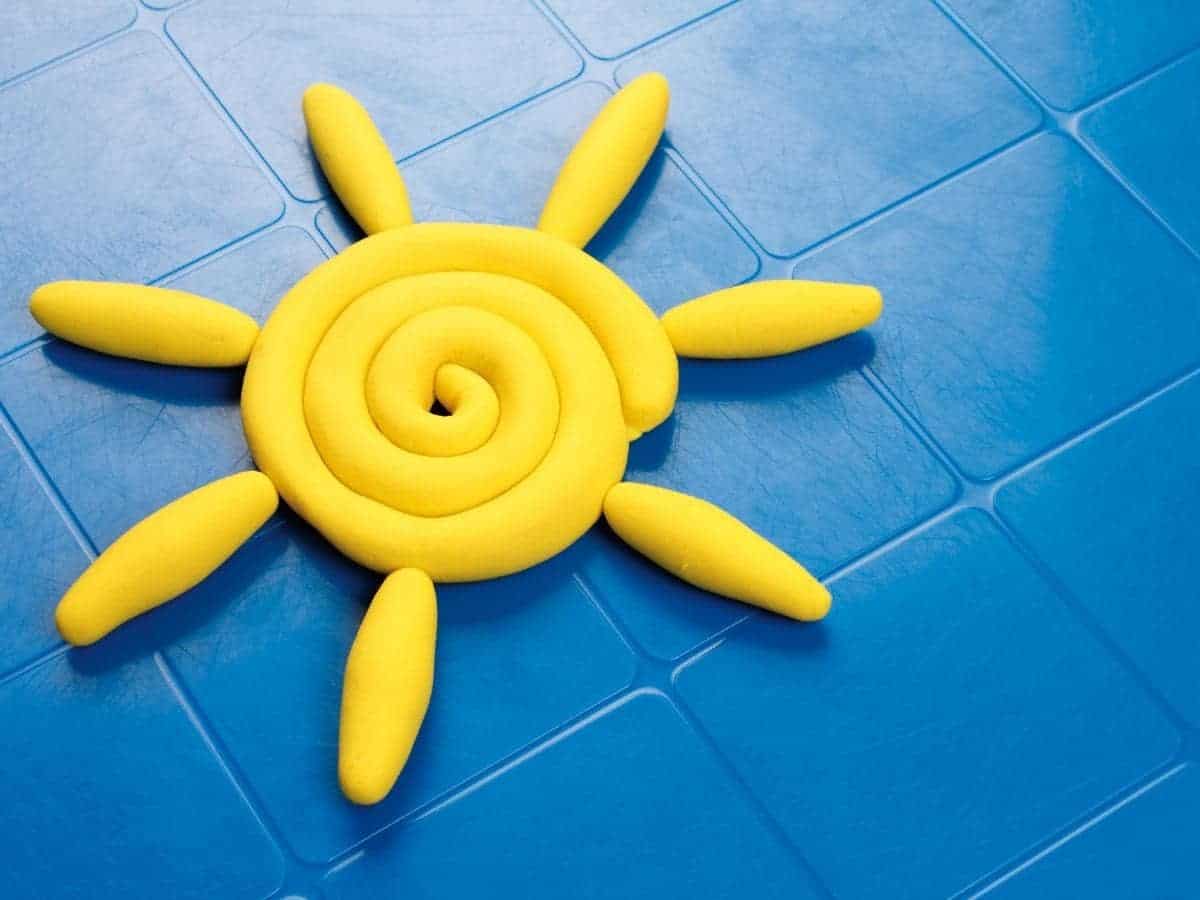 Лепили солнце. Лепка солнце. Солнце из пластилина. Солнышко из пластилина для детей. Лепка из пластилина солнышко.
