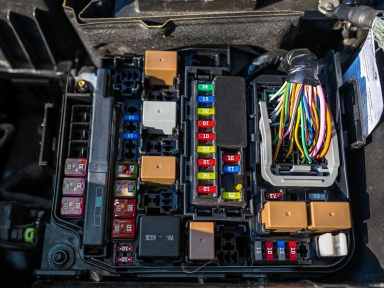 Battery Fuse Blown Symptoms & Fixes (Explained)