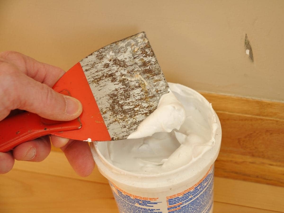 How Long Does Spackle Take to Dry? (Read This First!)