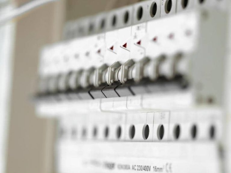 What Size Ground for 150 Amp Service? (Quick Answers)